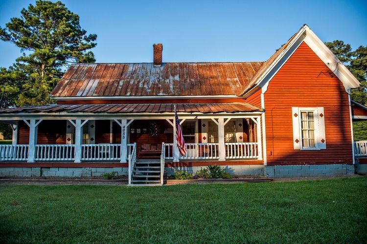 Listen to bluegrass music at Everett's Music Barn Fall Festival